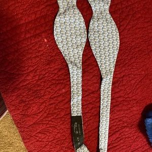 Brand new!! Vineyard Vine men’s bow tie
